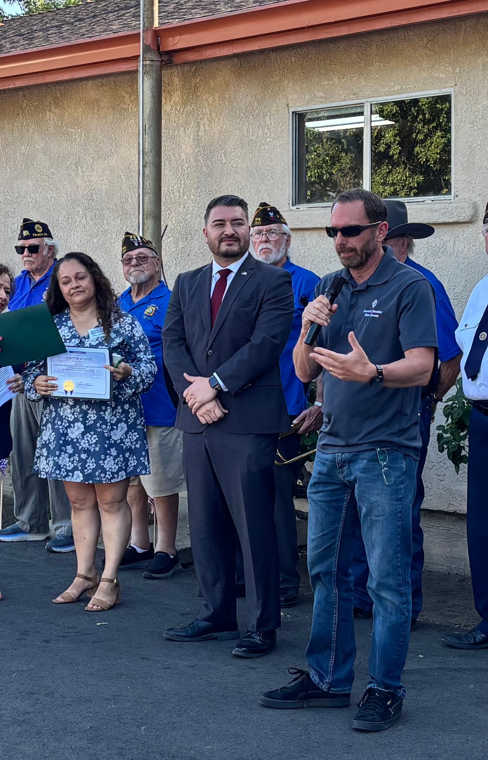 Dan Evans at a veterans certificate presentation ceremony